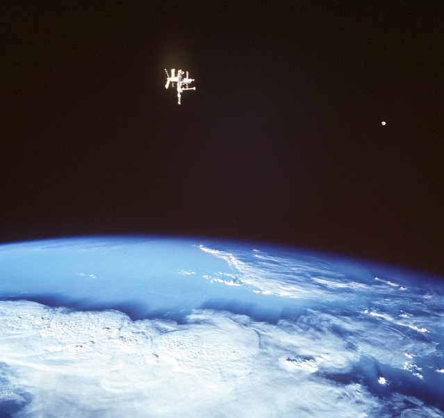 Станция Мир, Земля с штормовыми облаками, Луна