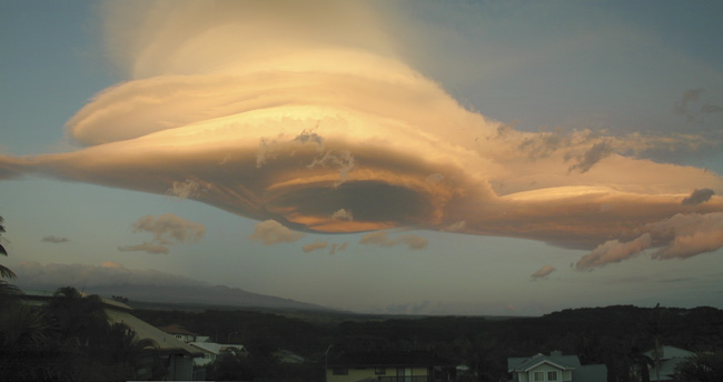 Una nube lenticular Más de Hawai