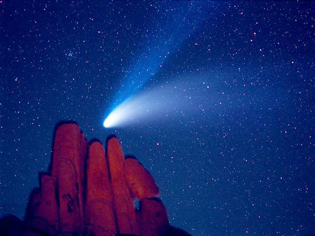 El Cometa Hale Bopp lo largo de la India Cove