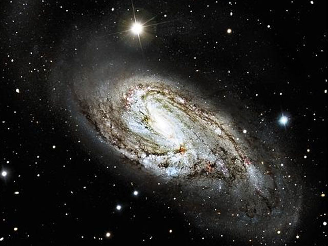 Inhabituelles galaxie spirale M66