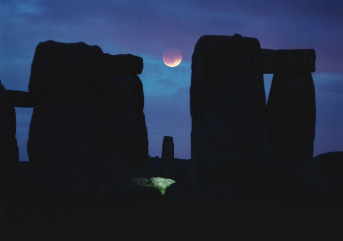 Lune entre les pierres