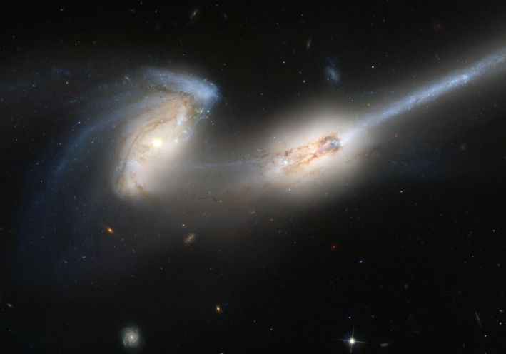 NGC 4676 Ratos Collide