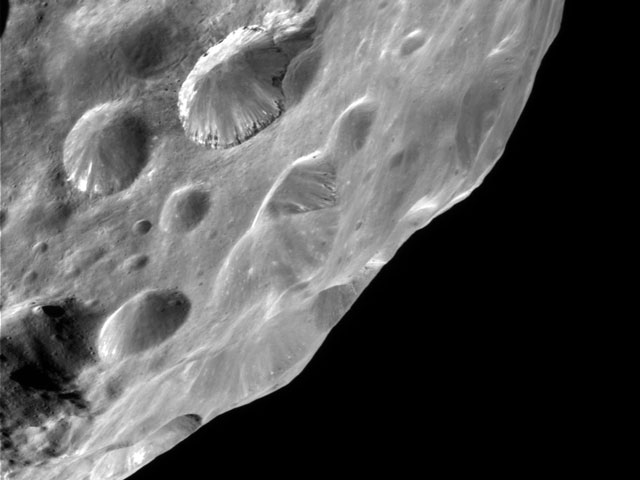 inusuales en la luna de Saturno Phoebe