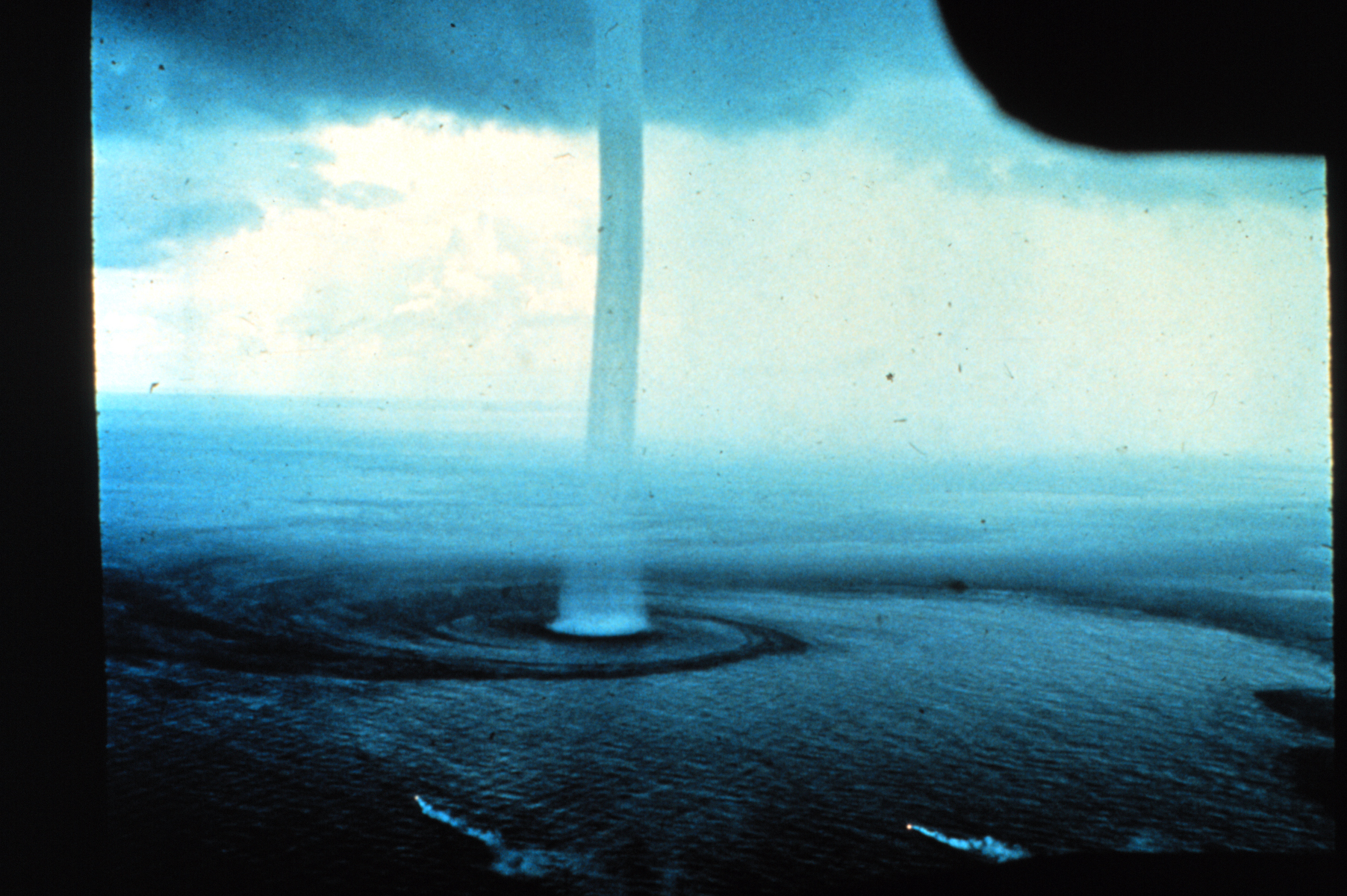 海上的龙卷风图片素材-编号26248576-图行天下