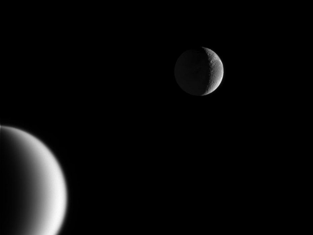 Crescents de Titán y Dione