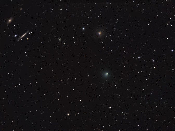 Estrellas, galaxias, y Comet Tempel 1