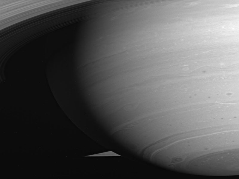 The Swirling storm av Saturn