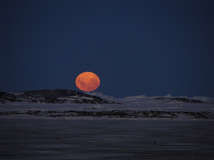 Luna sobre la Antártida