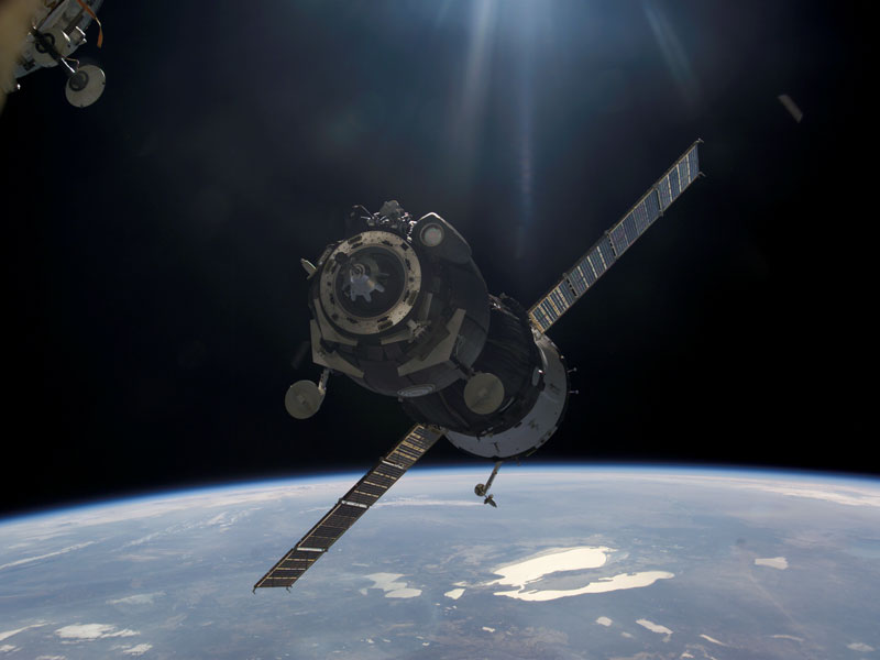 Un vaisseau spatial Soyouz approches de la Station spatiale