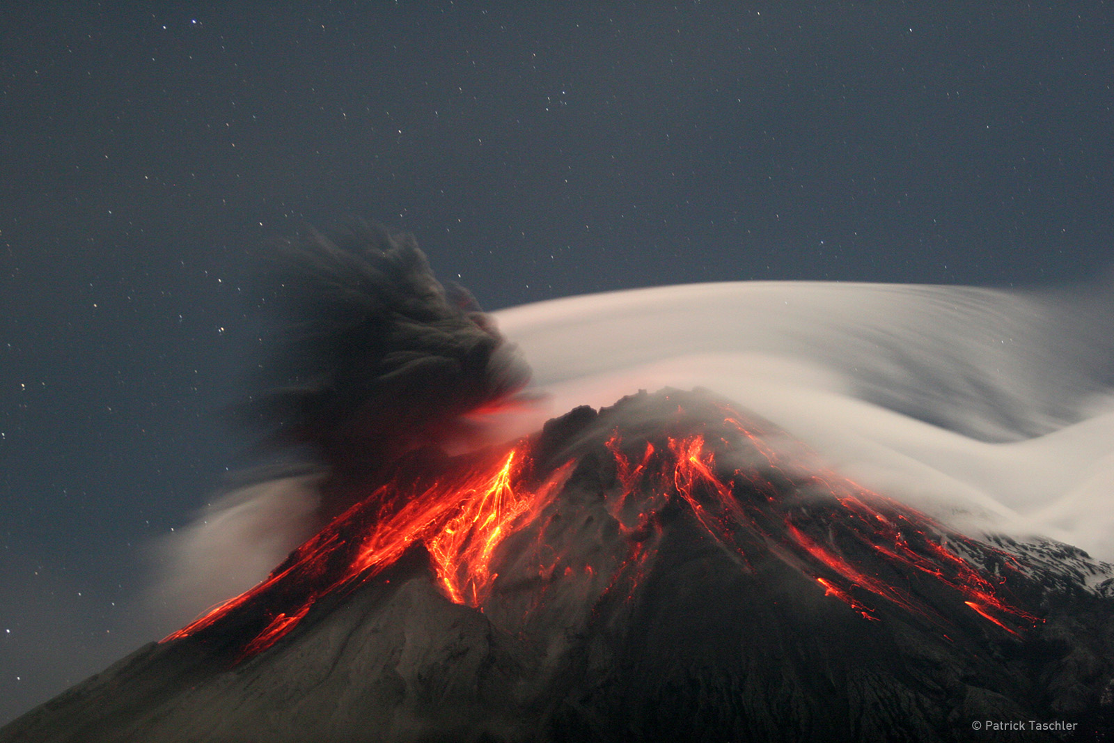 آتشفشان و ابر --- عکس زیبا  و با کیفیت از جدال آتشفشان و ابر 