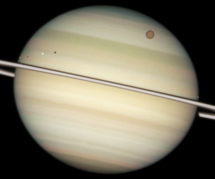 Saturno: lunas en tránsito