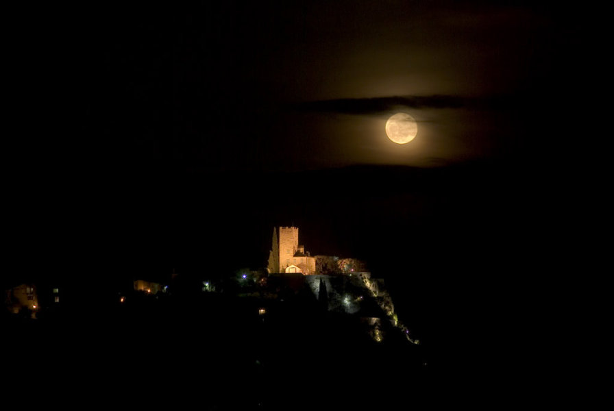 قلعه و ماه کامل