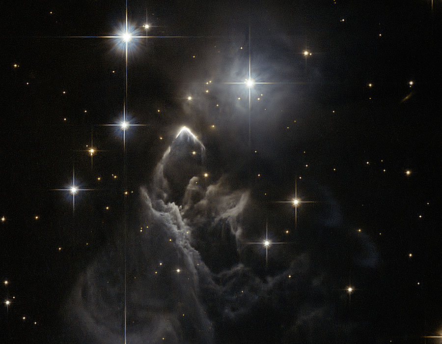IRAS 05437+2502: una enigmática nube estelar desde el Hubble
