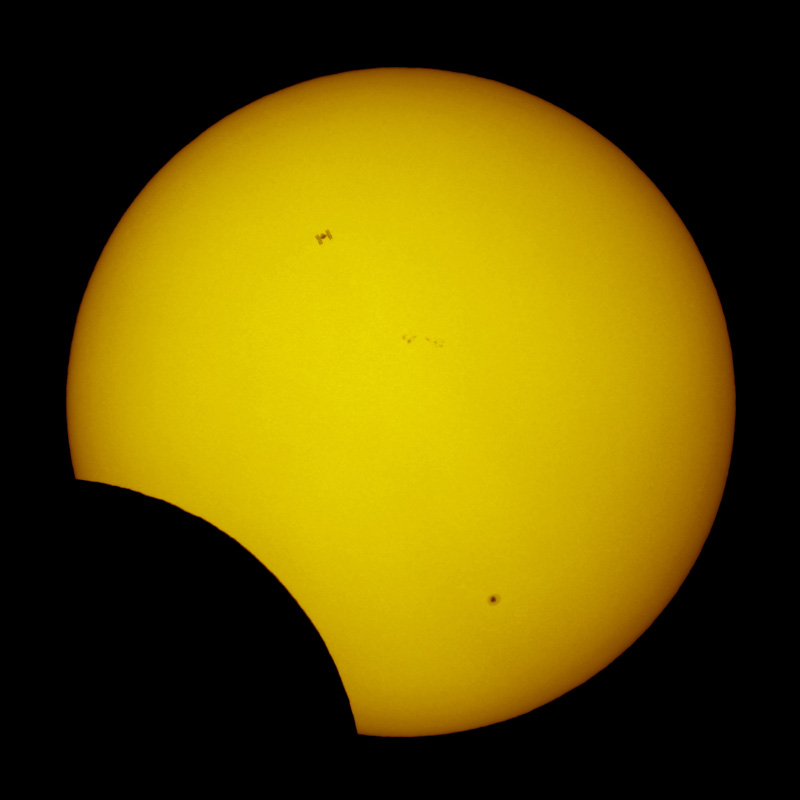 eclipse110104_isstransit_legault800.jpg