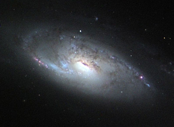 M106: una galaxia espiral con un extraño núcleo