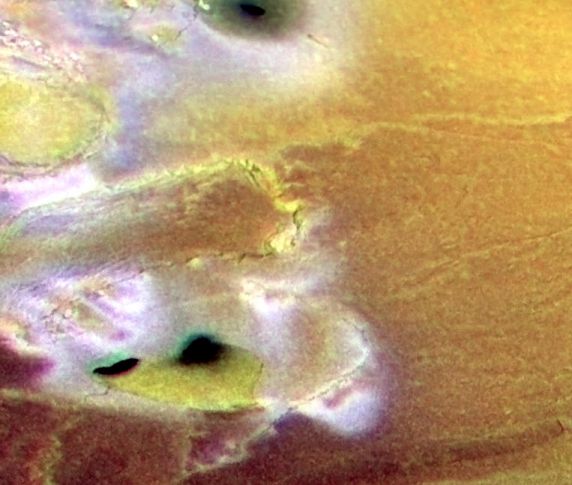 Calderas y acantilados cerca del Polo Sur de Io