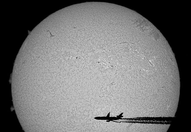 Un Avión delante del Sol