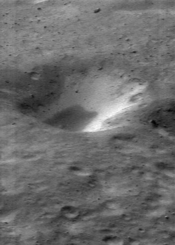 Un cráter con dos tonalidades en el asteroide Eros