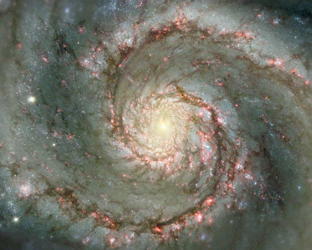 M51: La Galaxia del Remolino en Polvo y Estrellas