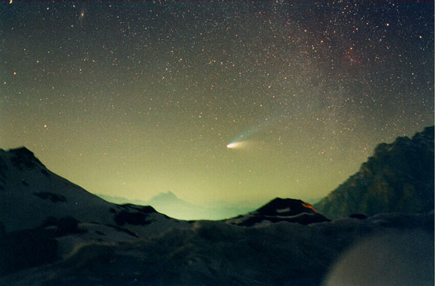 El cometa Hale-Bopp sobre el Paso de Val Parola