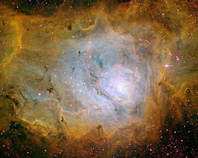 La Nebulosa de la Laguna en Tres Colores