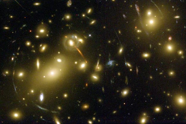 Abell 2218: Una lente gravitacional de un cúmulo de galaxias