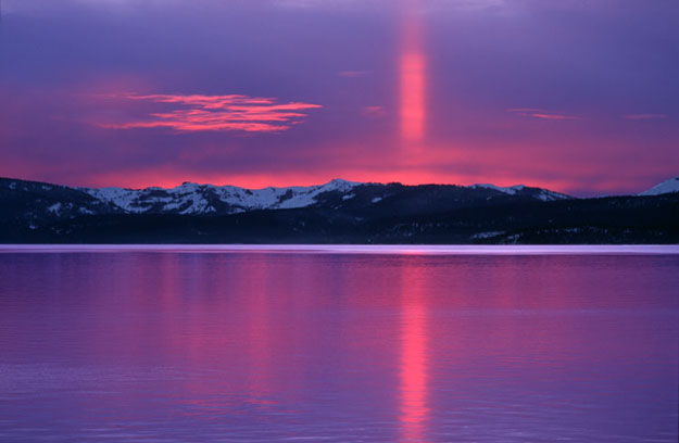 Un pilar solar en rojo y violeta