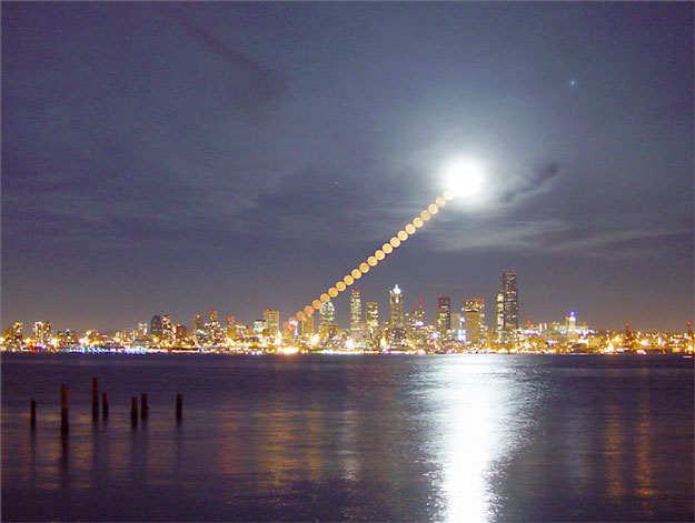 Salida de la Luna sobre Seattle