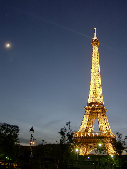 La Luna y los Planetas junto a la Torre Eiffel