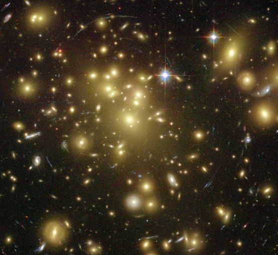 El cúmulo galáctico Abell 1689 distorsiona el espacio
