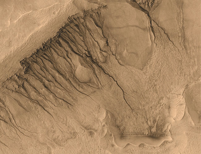 Surcos y canales poco corrientes en Marte