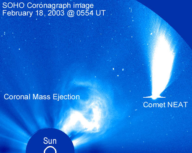 El cometa NEAT pasa cerca de una erupción solar