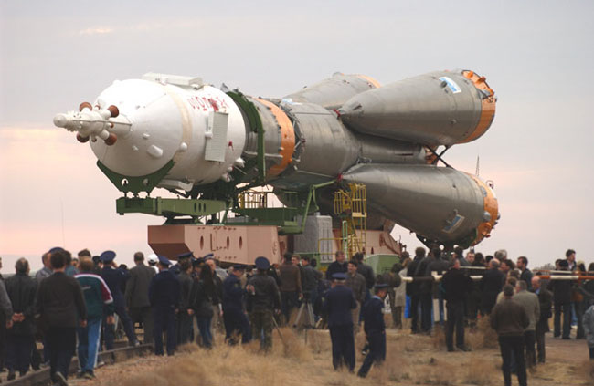 Lanzamiento de la nave Soyuz TMA-2 por un cohete R7