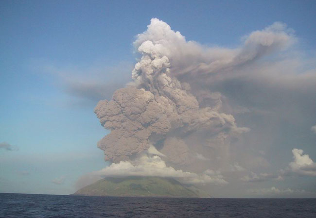 El Monte Anatahan en erupción