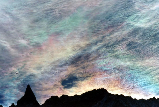 Nubes iridiscentes sobre Aiguille de la Tsa