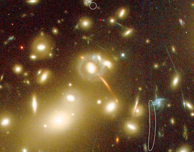 Un cúmulo galáctico revela la galaxia más lejana conocida