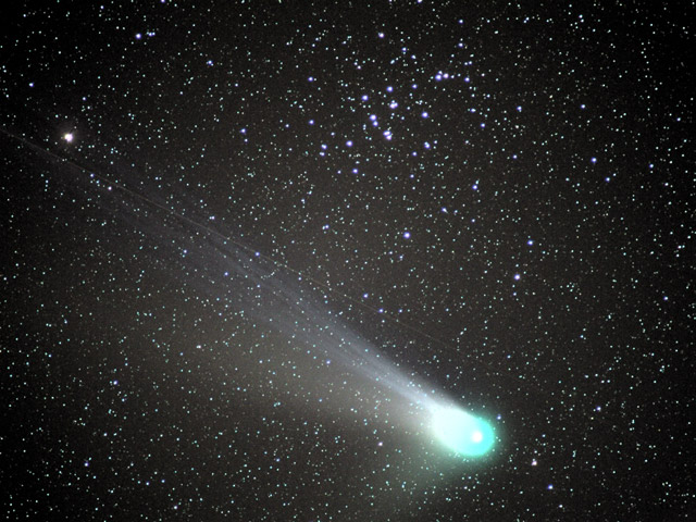El cometa NEAT y el cúmulo de la Colmena