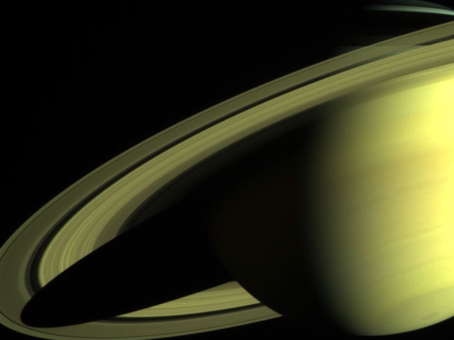 A 24 Millones de Kilómetros de Saturno