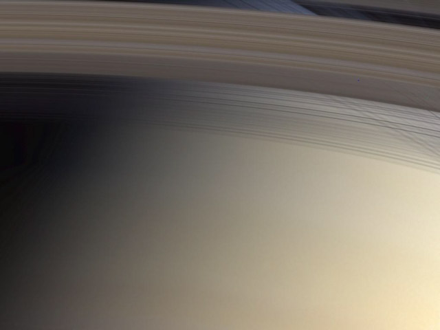 Mirando a través del anillo C de Saturno