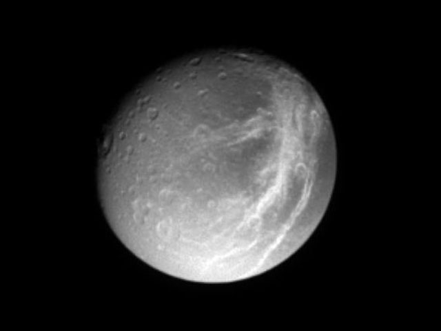 La luna de Saturno Dione vista desde la Cassini