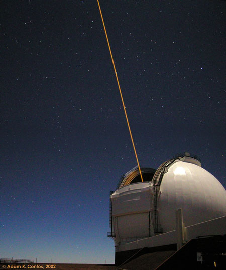 El láser de un telescopio crea una estrella artificial