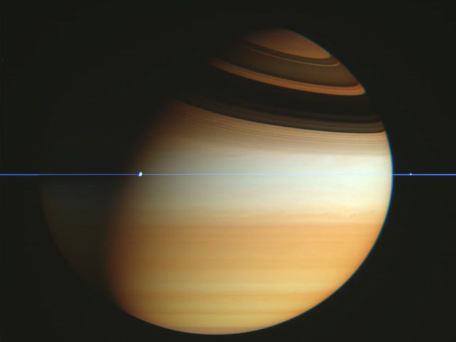 La nave Cassini cruza el plano de los anillos de Saturno