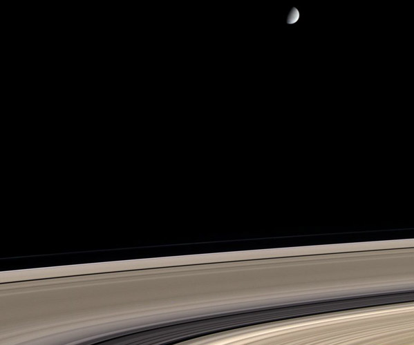 Saturno: anillos sucios y un satélite limpio