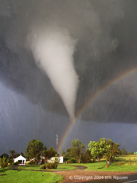 Un tornado y un arcoiris sobre Kansas