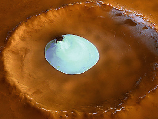 Agua helada en un crater marciano