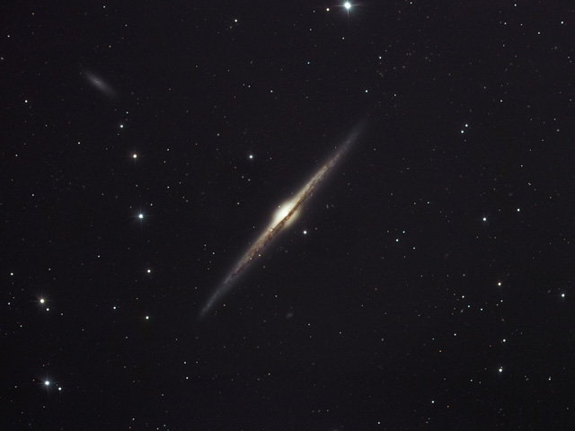 NGC 4565: una galaxia de canto