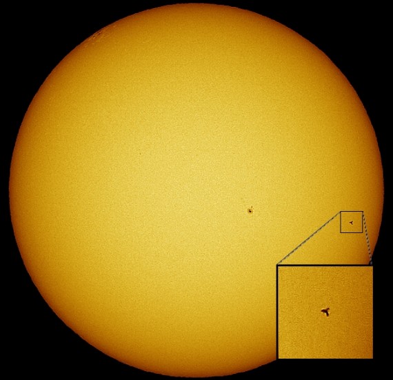 La ISS y el Discovery transitan frente al Sol