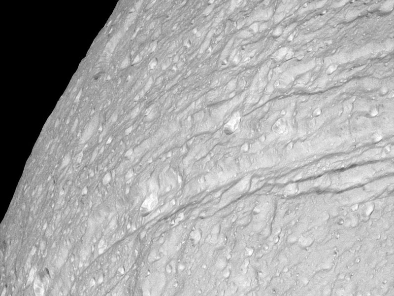 Acantilados y cráteres de hielo en Tethys de Saturno