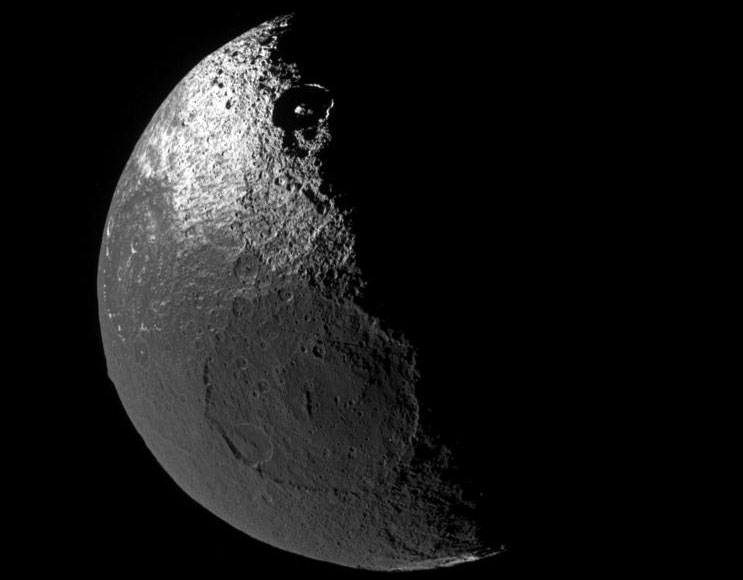 Terrenos oscuros en la luna de Saturno Jápeto