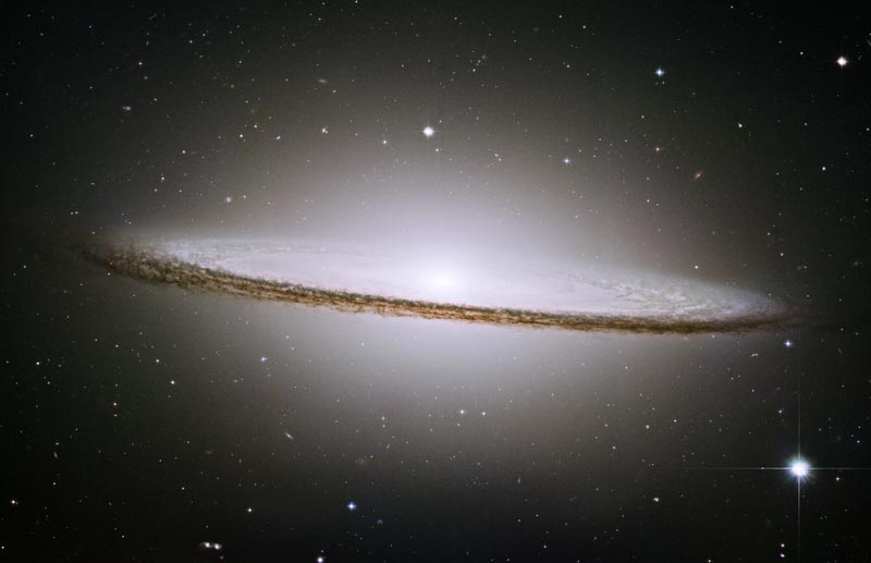 La Galaxia Sombrero vista por el HST